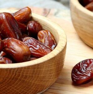 Datteri snocciolati con noccioli Datteri snocciolati con noccioli